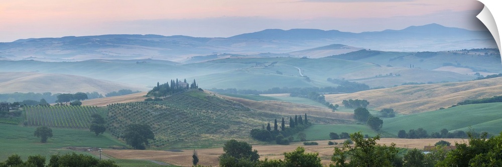 Farmhouse in valley at daybreak, Val d' Orcia, Tuscany, Italy