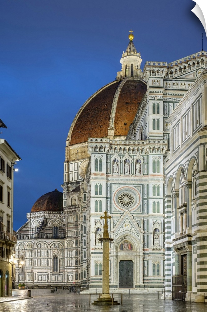 Florence Cathedral (Duomo di Firenze) and Baptistery of Saint John at dawn. UNESCO World Heritage Site, Florence (Firenze)...