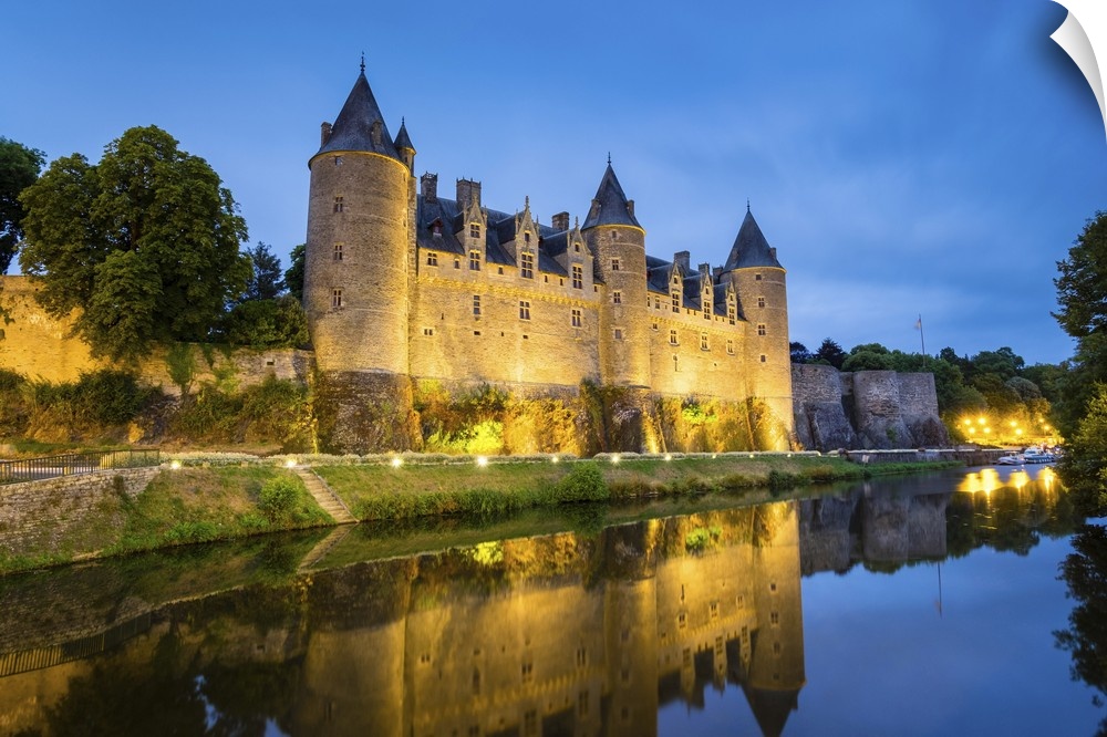 France, Brittany (Bretagne), Morbihan department, Josselin. Chateau de Rohan castle on the Oust River at dusk.
