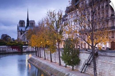 France, Paris, Cathedral Notre Dame cathedral and Ile St-Louis, dawn