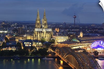 Germany, North Rhine Westphalia, Cologne, River Rhine and Cathedral