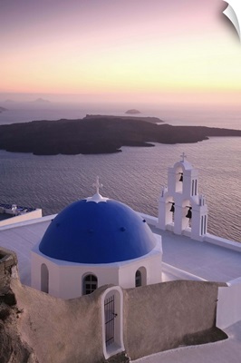 Greece, Cyclades, Santorini, Firostefani, Church and view of Santorini Caldera
