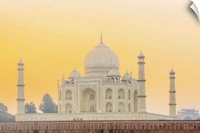 India, Uttar Pradesh, Agra, Taj Mahal in golden dawn light