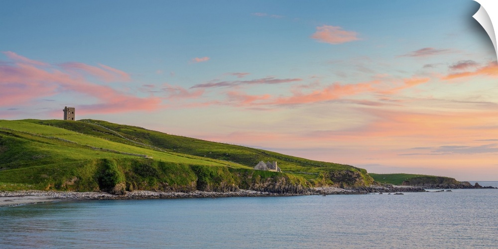 Ireland, Co.Donegal, Crohy head, Maghery bay and Signal station at dusk