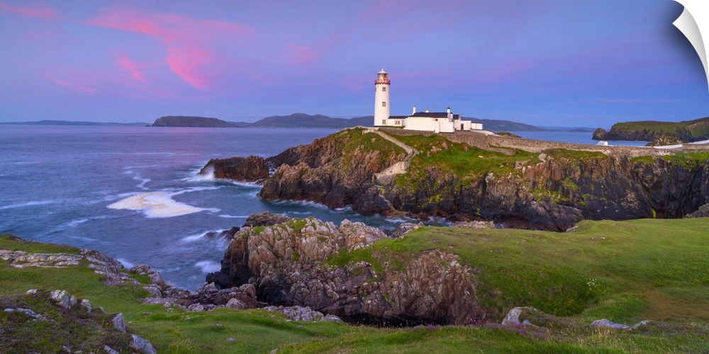 Ireland, Co.Donegal, Fanad, Fanad lighthouse at dusk
