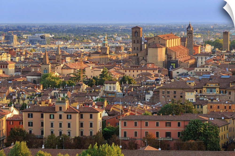 Italy, Italia. Emilia-Romagna, Bologna district, Bologna. Cityscape and San Petronio Basilica.