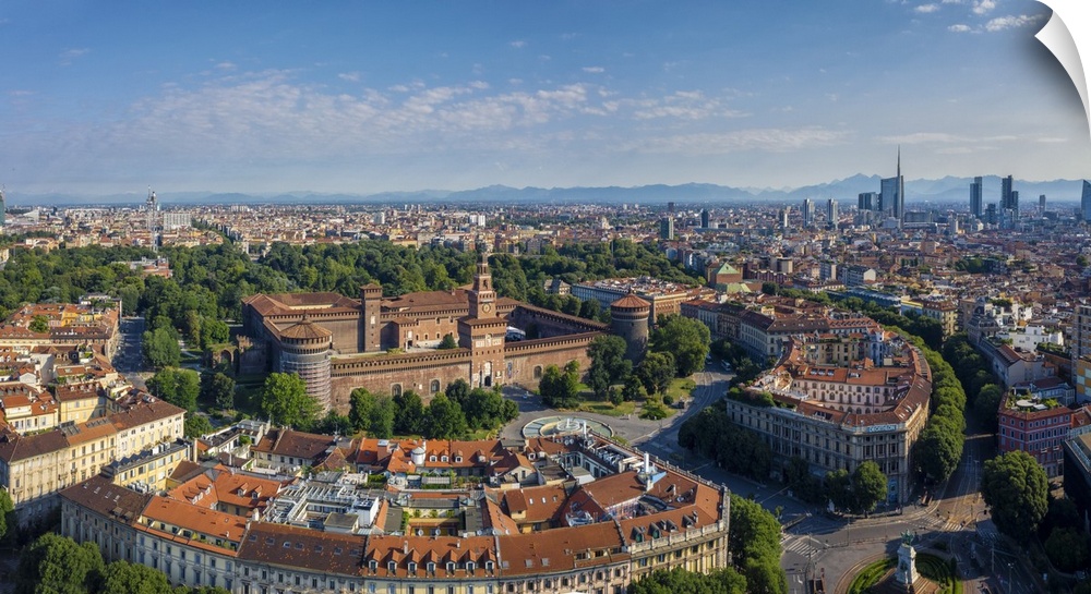 Italy, Lombardy, Milan, Simplon Park (Parco Sempione) and Sforza Castle (Castello Sforzesco)