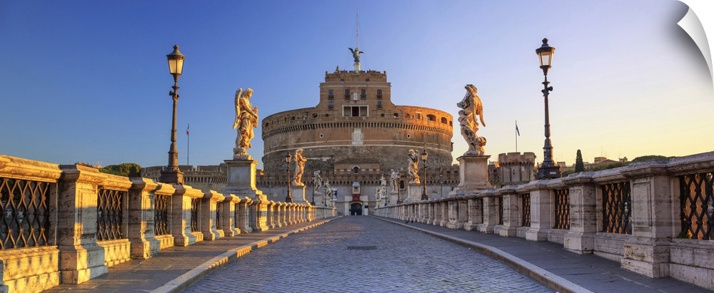 Italy, Rome, Mausoleum of Hadrian (known as Castel Sant'Angelo)  at sunrise