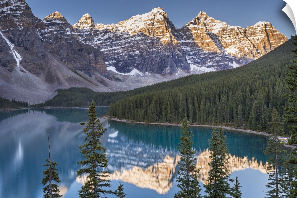 Moraine Lake and the Valley of the Ten Peaks, Rockies, Banff National Park, Alberta, Canada. Autumn (September) 2015.