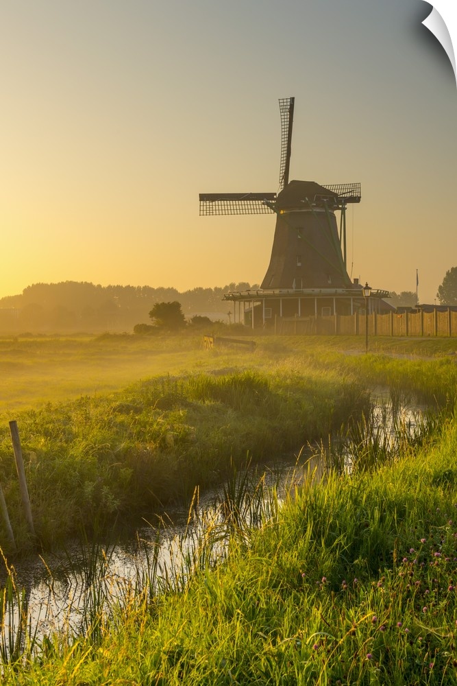 Netherlands, North Holland, Zaandam, Zaanse Schans, The Seeker (De Zoeker) Oilmill at sunrise