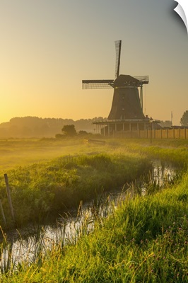 Netherlands, North Holland, Zaandam, Zaanse Schans, The Seeker Oilmill at sunrise