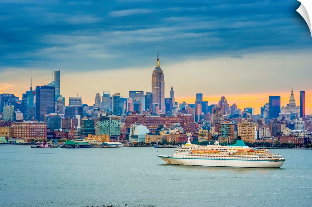 USA, New York, Manhattan, Midtown Manhattan and Empire State Building across Hudson River.