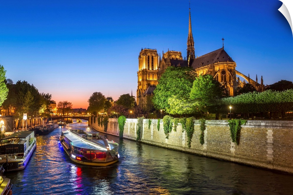 Notre Dame cathedral and the River Seine, Paris, France, Europe.
