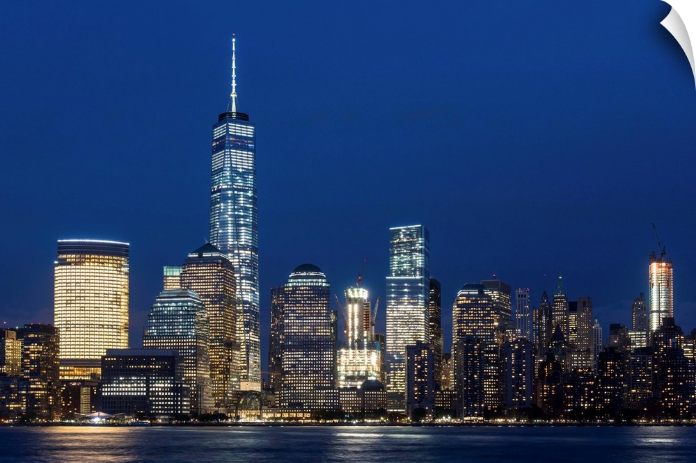 Night view of One World Trade Center and Lower Manhattan financial center, Manhattan, New York, USA.