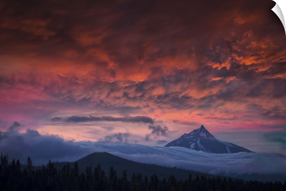 USA, Oregon Central Cascades mountains, Mount Jefferson at sunset.