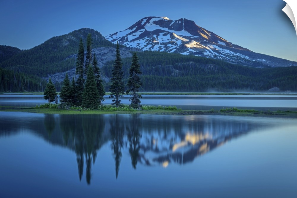 USA, Oregon, Pacific Northwest, Central, Cascades, Deschutes County, Sparks Lake with South Sister volcano