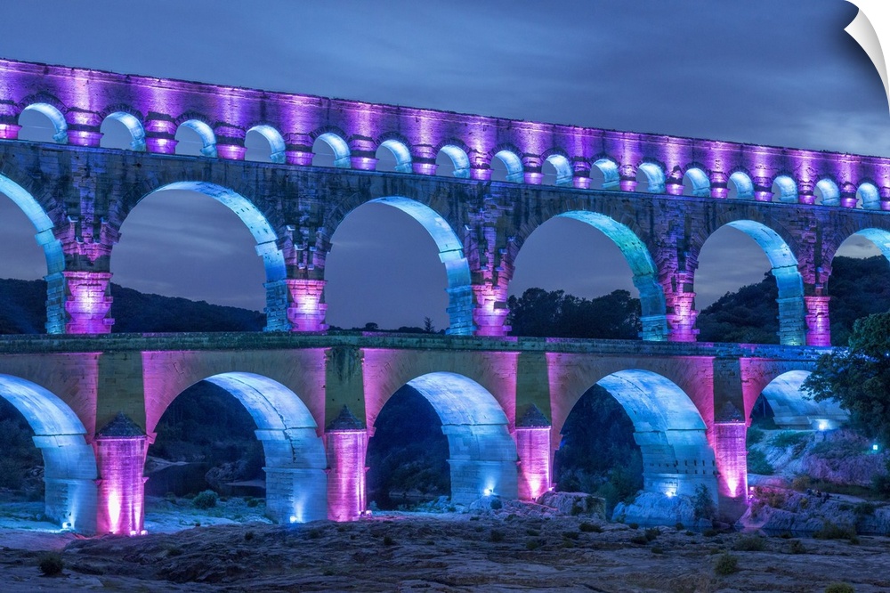 Pont du Gard,  Roman aqueduct, Vers-Pont-du-Gard, Gard, Languedoc-Roussillon, France.