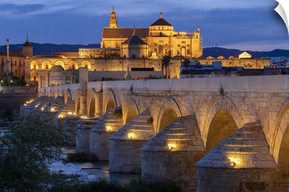 Spain, Andalusia, Cordoba, Roman Bridge over Guadalquivir river,.