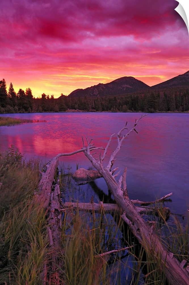 Sprague Lake at sunrise in the Rocky Mountain National Park, Colorado, USA