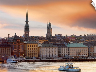 Sweden, Stockholm, Riddarfjarden, Gamla Stan, passenger ferries in bay at dusk