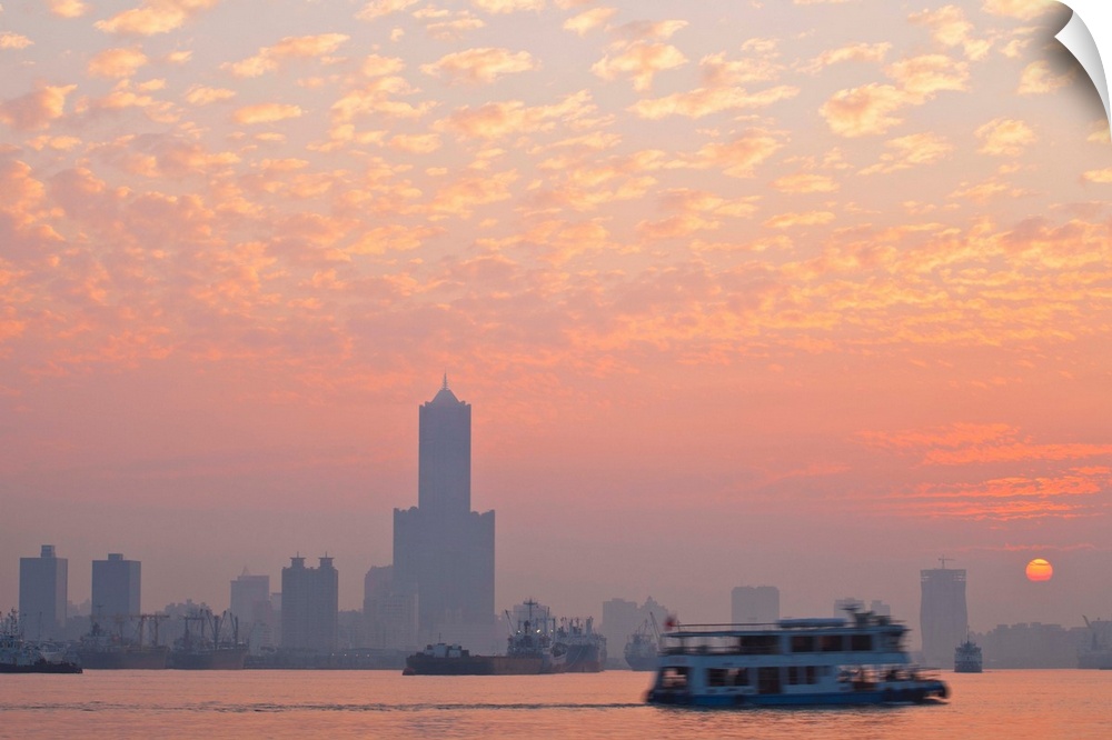 Taiwan, Kaohsiung, View of harbour looking towards the city and  Kaoshiung 85 Sky Tower - Tunex Sky Tower