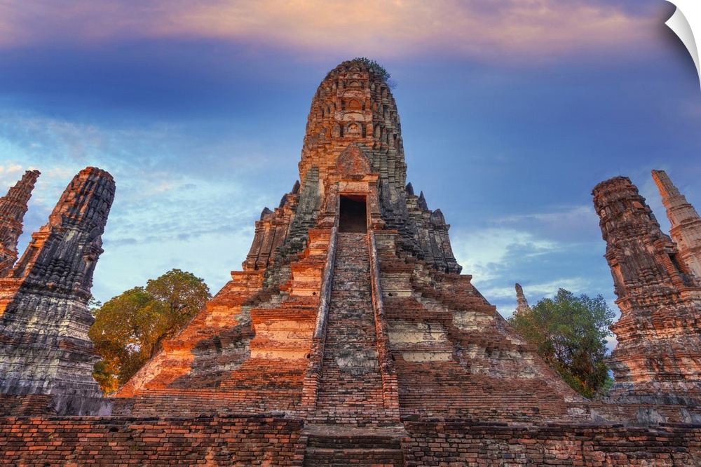 Thailand, Phra Nakhon Si Ayutthaya, Ayutthaya, Wat Chai Watthanaramat dusk, UNESCO World Heritage site.