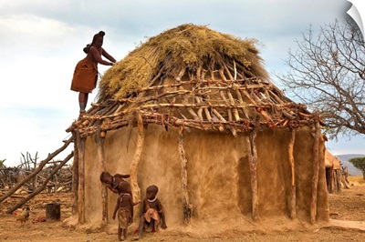 Thatching Himba tribe hut, Kaokoland, Namibia