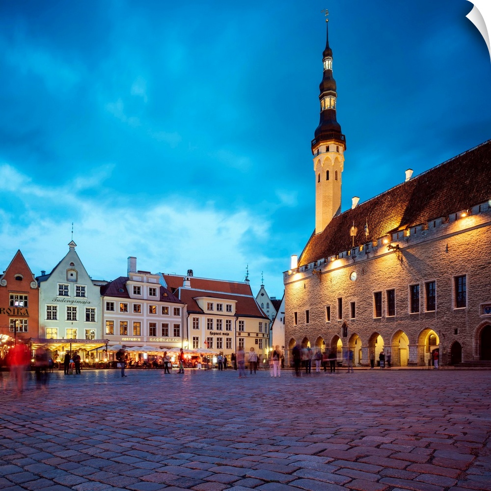 Town Hall Square (Raekoja plats) at dusk, Old Town, Tallinn, Estonia, Europe