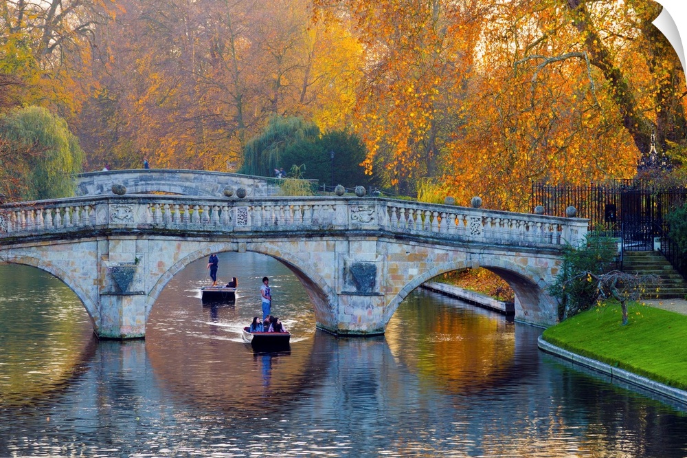UK, England, Cambridge, The Backs, Clare and King's College Bridges over River Cam in Autumn