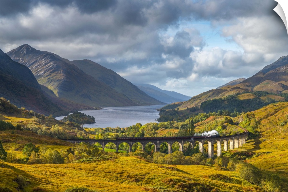 UK, Scotland, Highland, Loch Shiel, Glenfinnan, Glenfinnan Railway Viaduct, part of the West Highland Line, The Jacobite S...