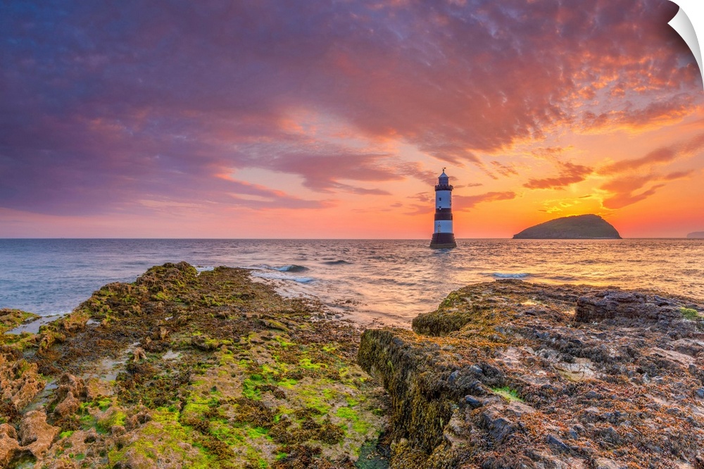 UK, Wales, Anglesey, Penmon, Black Point, Trwyn Du Lighthouse (Penmon Lighthouse) At Sunrise
