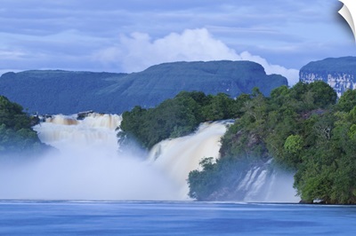 Venezuela, Guayana, Canaima National Park, Canaima Lagoon, Hacha falls
