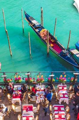 Venice, Veneto, Italy. Tourists Eating Out On The Riverside Of The Grand Canal.