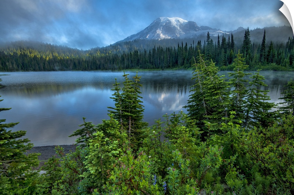 USA; Pacific Northwest; Washington State, Mount Rainier National Park, Reflection lake with peak