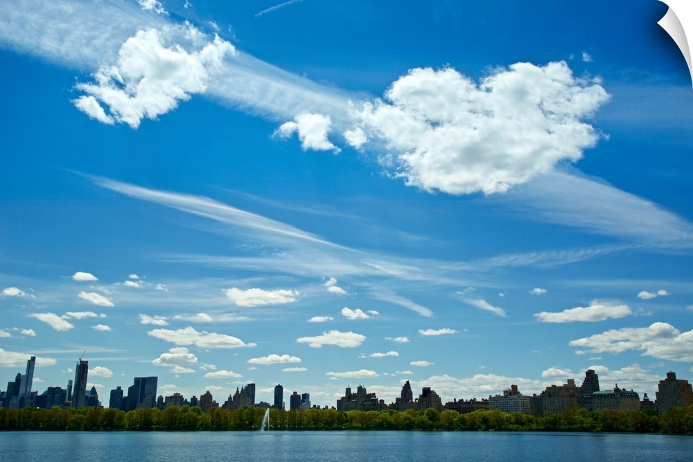 Usa, NY, New York City: Central Park Reservoir and cityscape on the South and West side of the Park