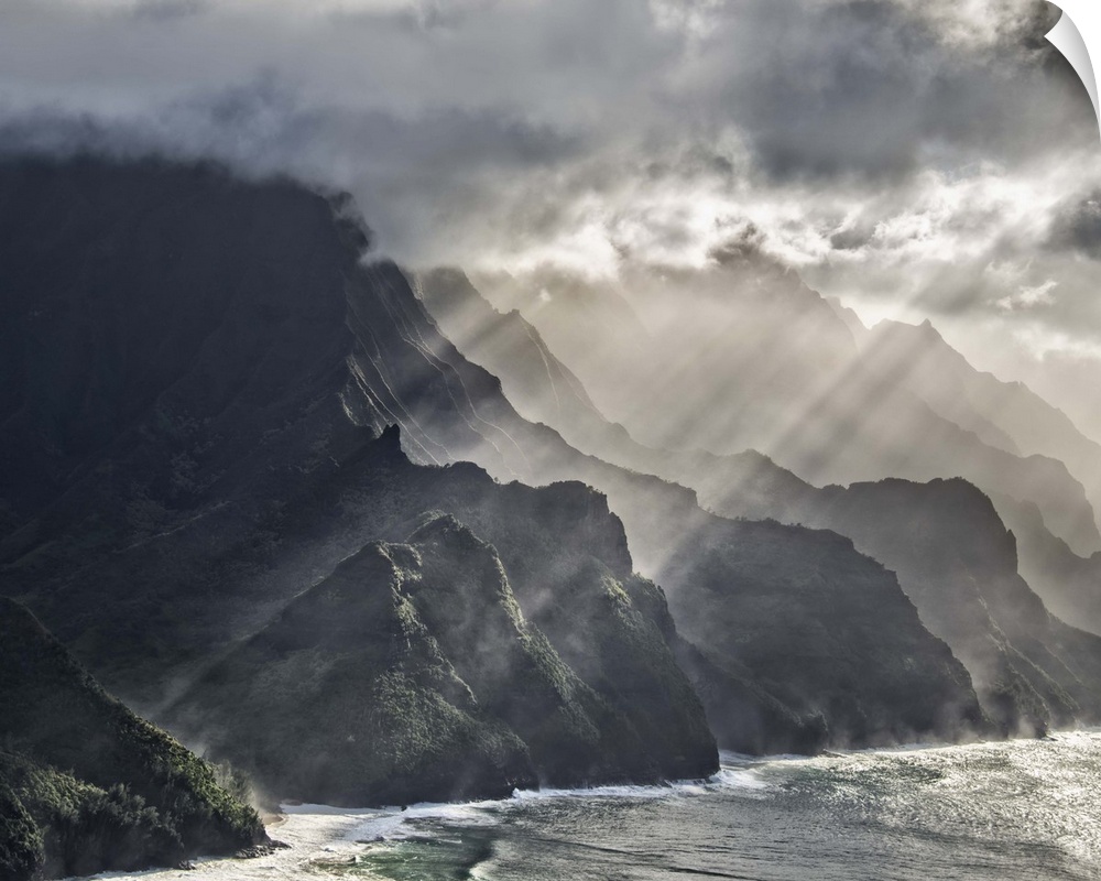 Dramatic photograph of the cliffs of the Napali coast, Hawaii.