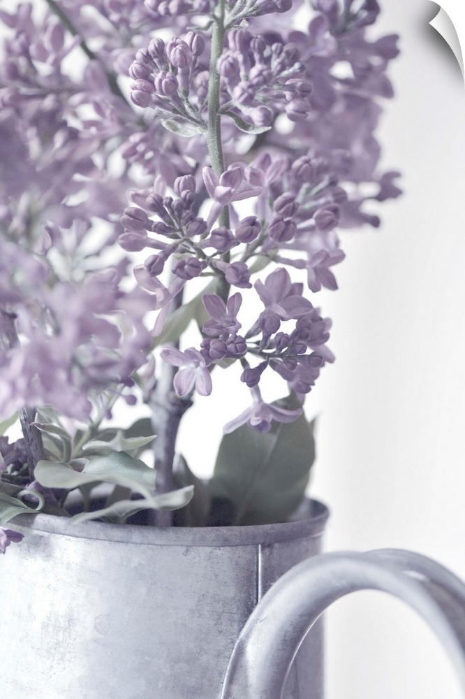 Flower arrangement with a bouquet of lilacs