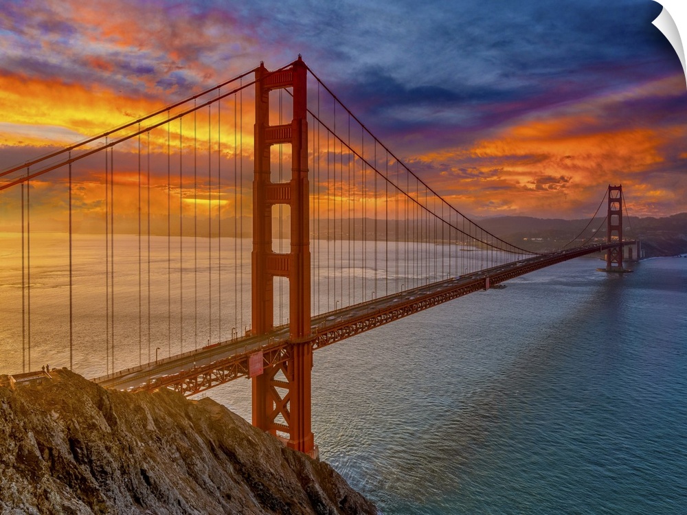 An iconic image of the beautiful San Francisco bridge and the colors of the sunset.