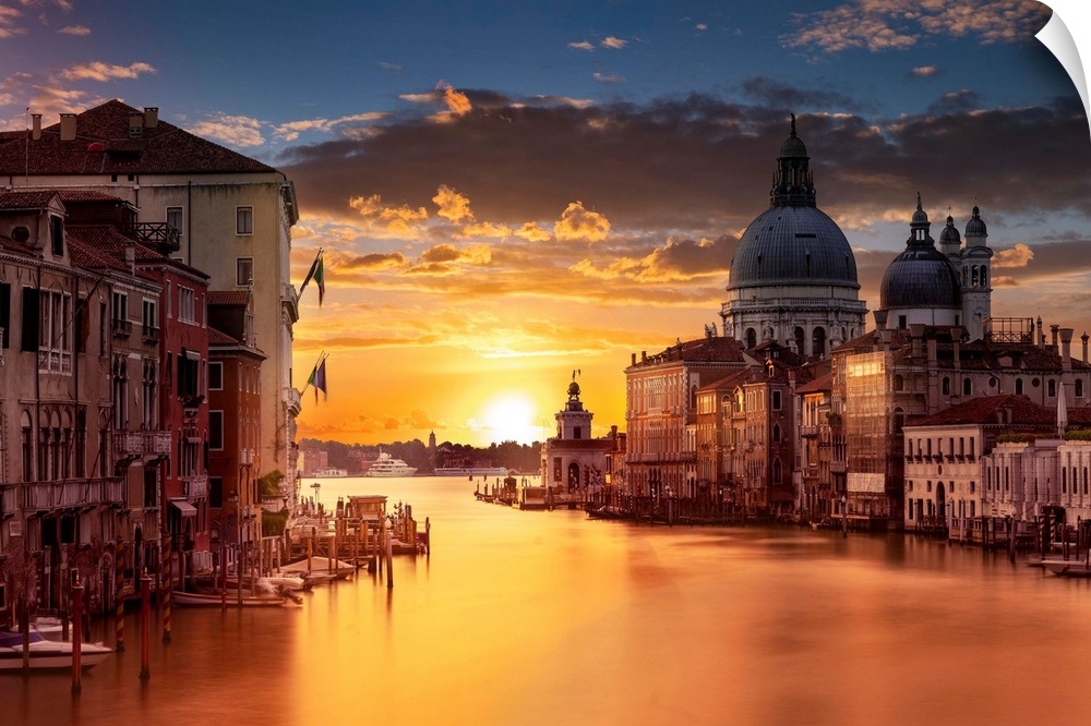 Photograph of the city of Venice, Italy at sunset.