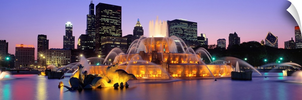 Buckingham Fountain in Chicago lit up at night.