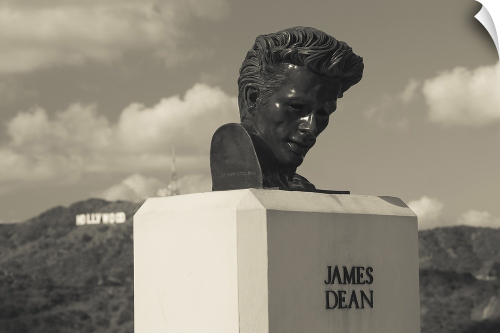 USA, California, Los Angeles, Griffith Park Observatory, bust of actor James Dean