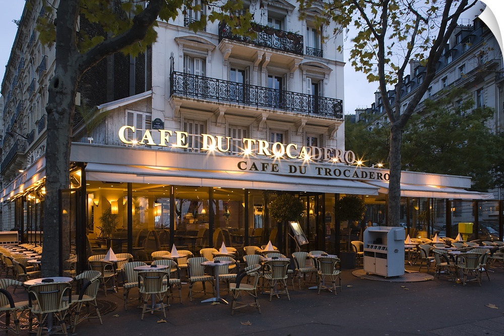 A photograph at dusk of the Cafe Du Trocadero in Paris, France.
