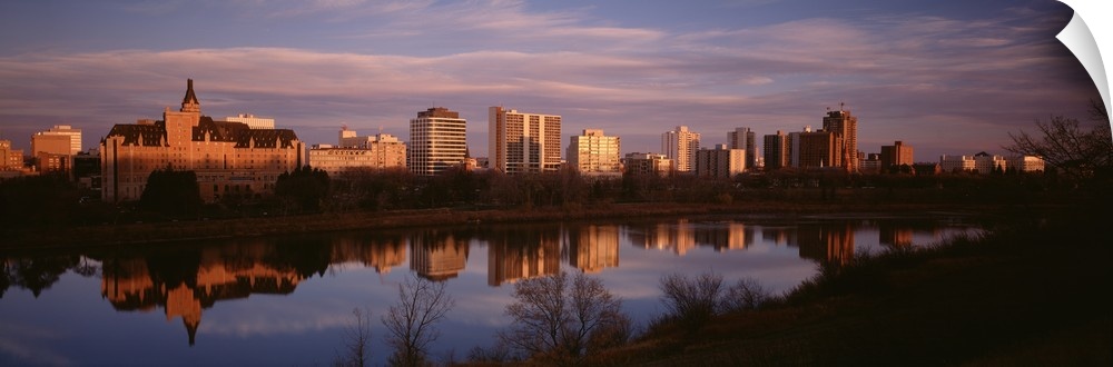 Canada, Saskatchewan, Saskatoon, Buildings along a river