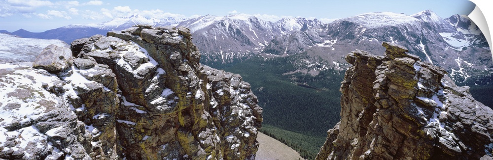 Colorado, Rocky Mountain National Park, Panoramic view of snowcapped mountain range