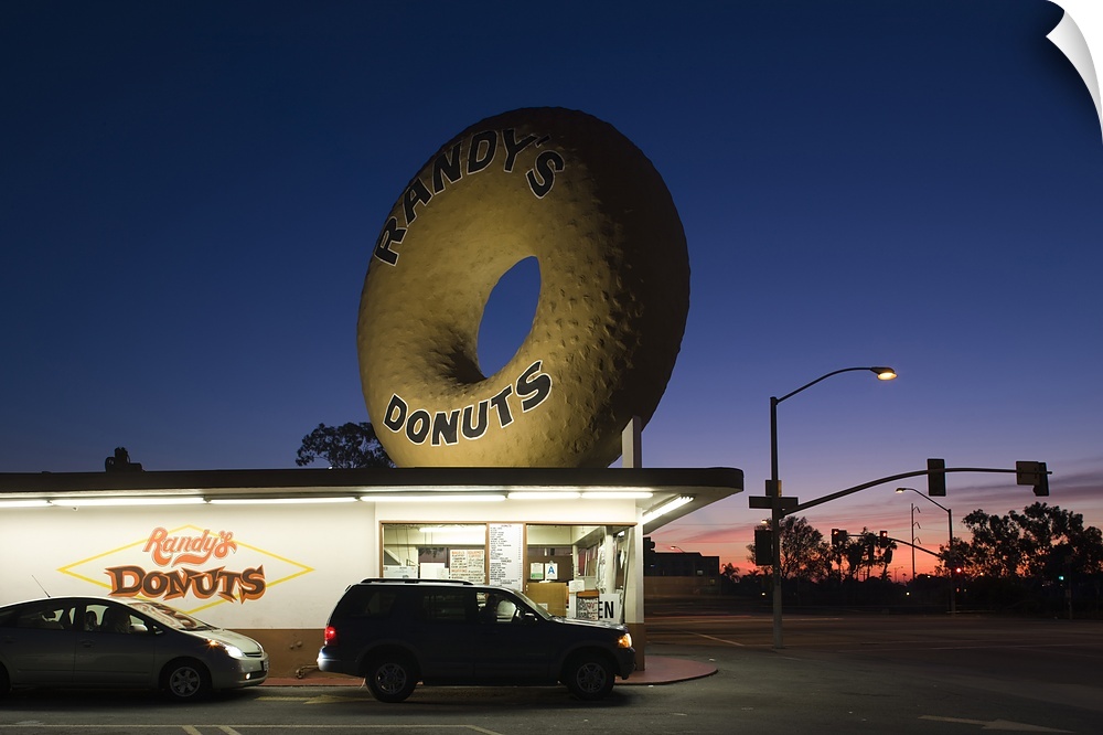 Donut's shop at dawn, Randy's Donuts, Inglewood, Los Angeles County, California, USA
