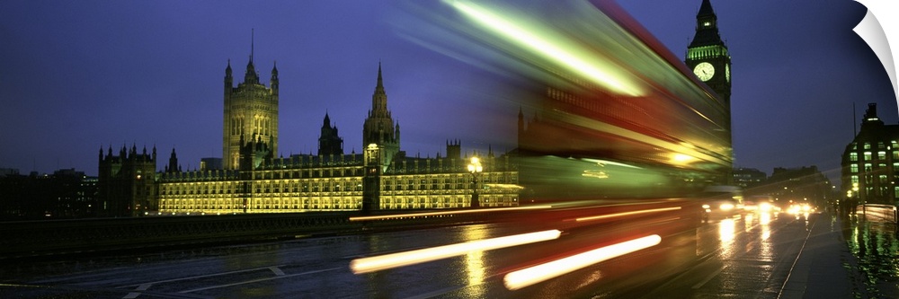 A dynamic panorama of Big Ben and England's Houses of Parliament.