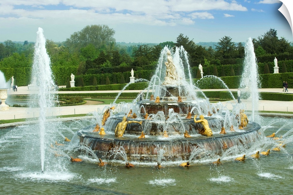 Fountain in a garden, Bassin De Latone, Versailles, Paris, Ile-de-France, France