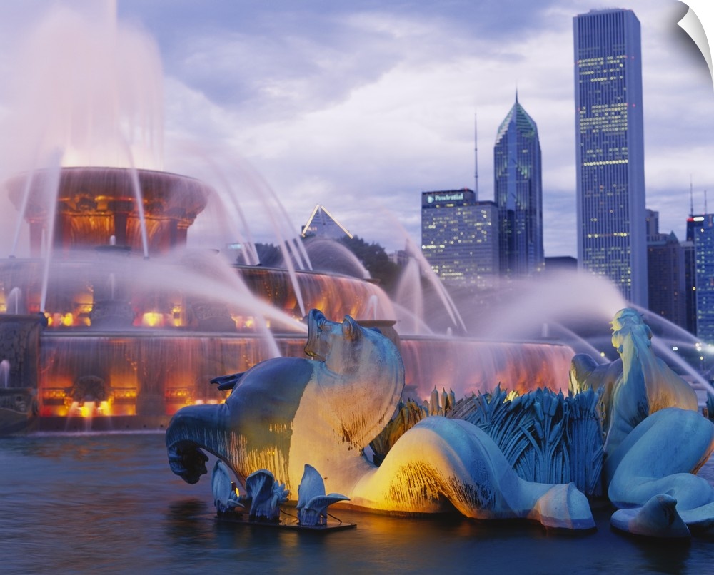 Side view of the Buckingham fountain lights as night falls in Chicago.
