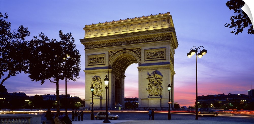 Panoramic photo on canvas of a monument in Paris at dusk.