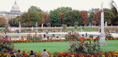 France, Paris, Le Jardin du Luxembourg, People in the park